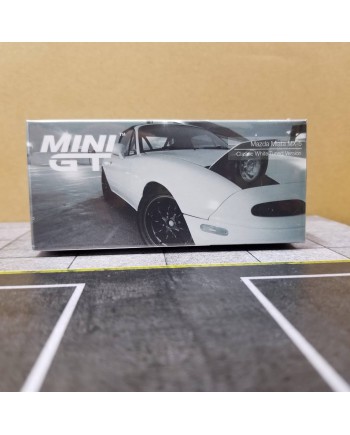 Mini GT 台灣限定  Mazda Miata MX-5 (NA) Tuned Version Classic White - Fred's Garage Special (Diecast car model)