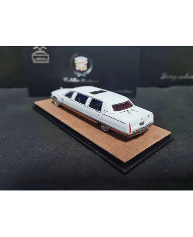 (預訂 Pre-order) XiaoGuang Model 1:64 Fleetwood Limousine加長版 (Diecast car model) 限量499台 White 白色