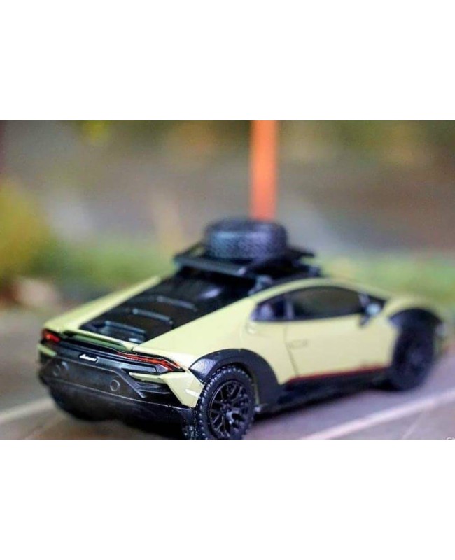 (預訂 Pre-order) YOLS64002 Sparky 1/64 Lamborghini Huracán Sterrato with a roof rack and a wheel Green (Tiny Exclusive) (Diecast car model)
