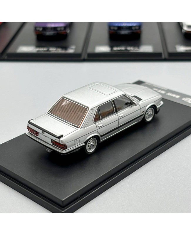 (預訂 Pre-order) KING MODEL 1:64 BMW M5E28 (Diecast car model) Silver (限量699台)